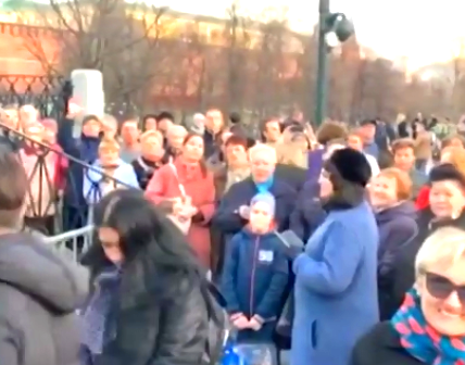 Народ возле Кремлевского двора