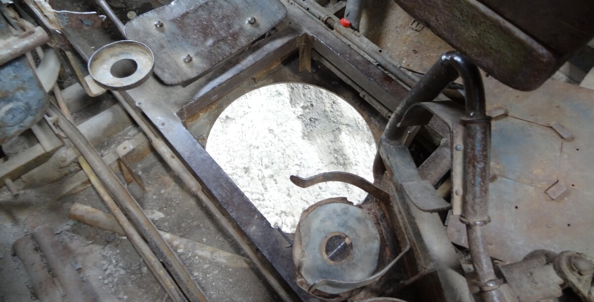 Запасной десантный люк в днище советского танка более позднего образца - ИС-3