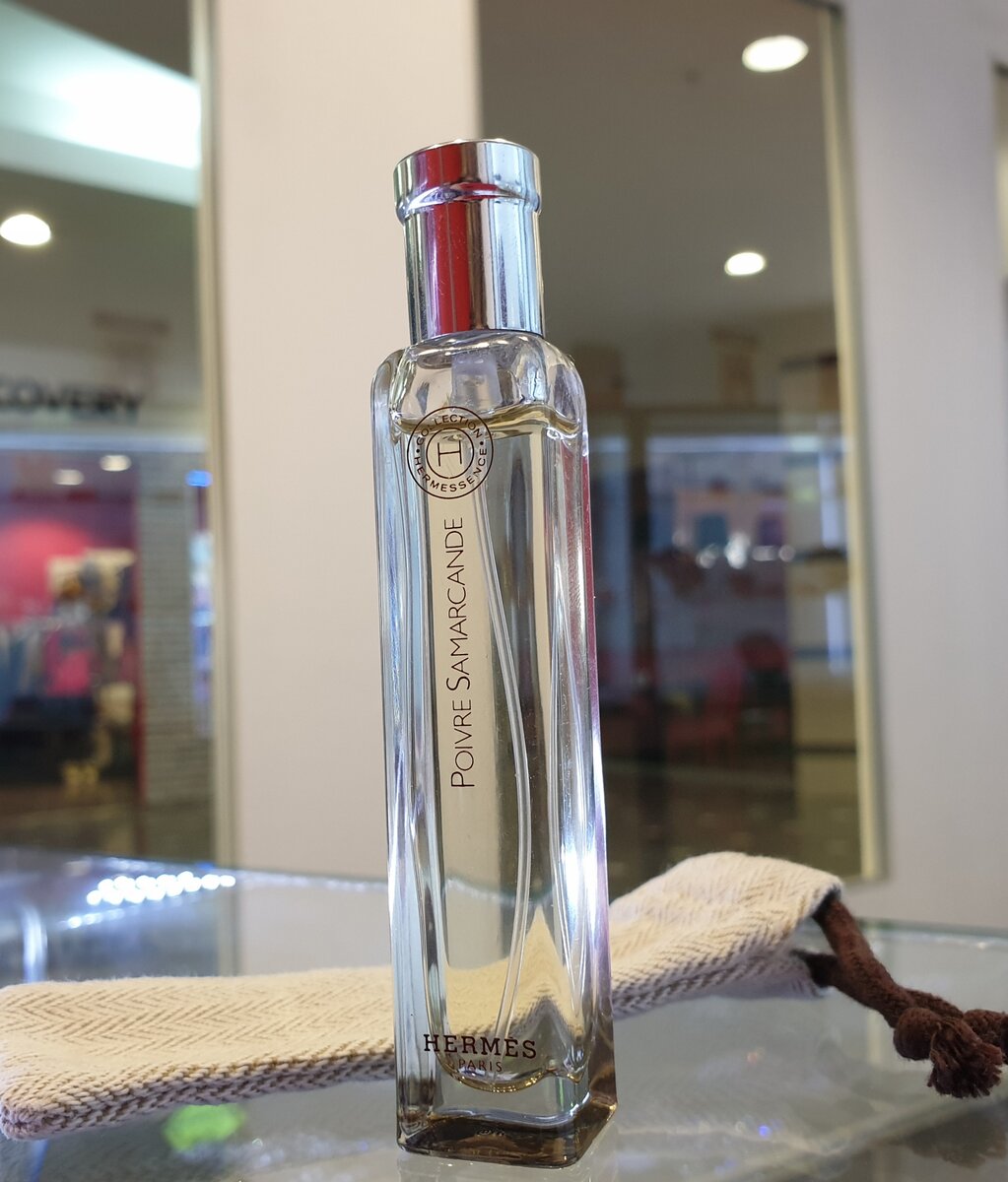 Сумочные флакончики идут в фирменных холщовых мешочках.