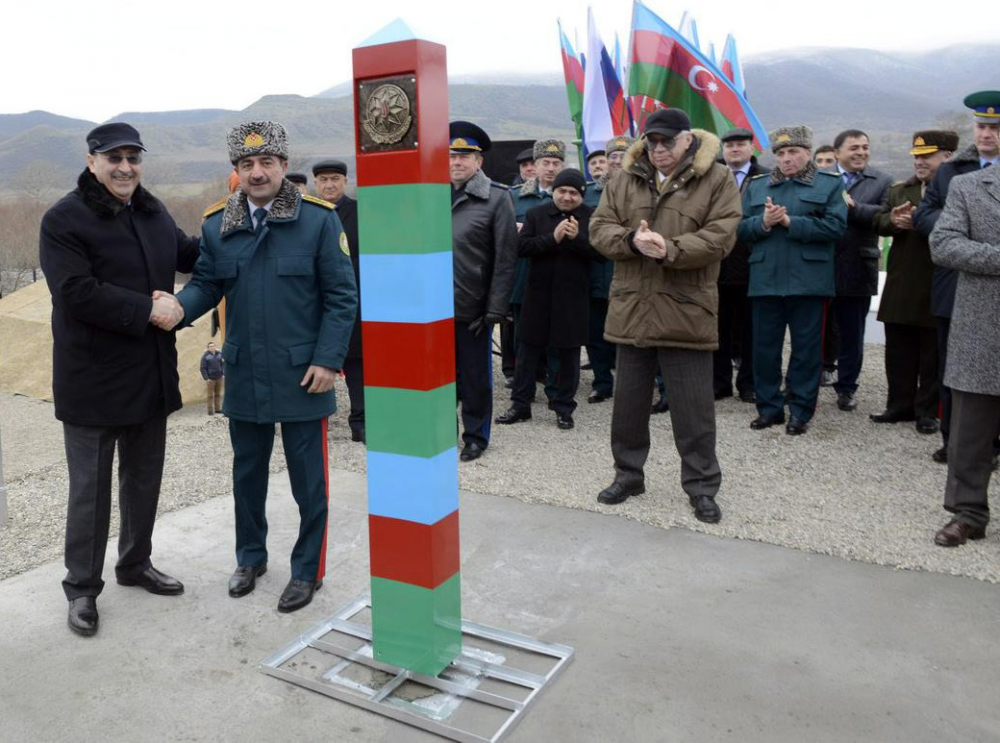 Государственная граница азербайджана. Азербайджано Дагестанская граница. Пограничный столб Азербайджана. Граница между Россией и Азербайджаном. Граница Азербайджана и России Самур.