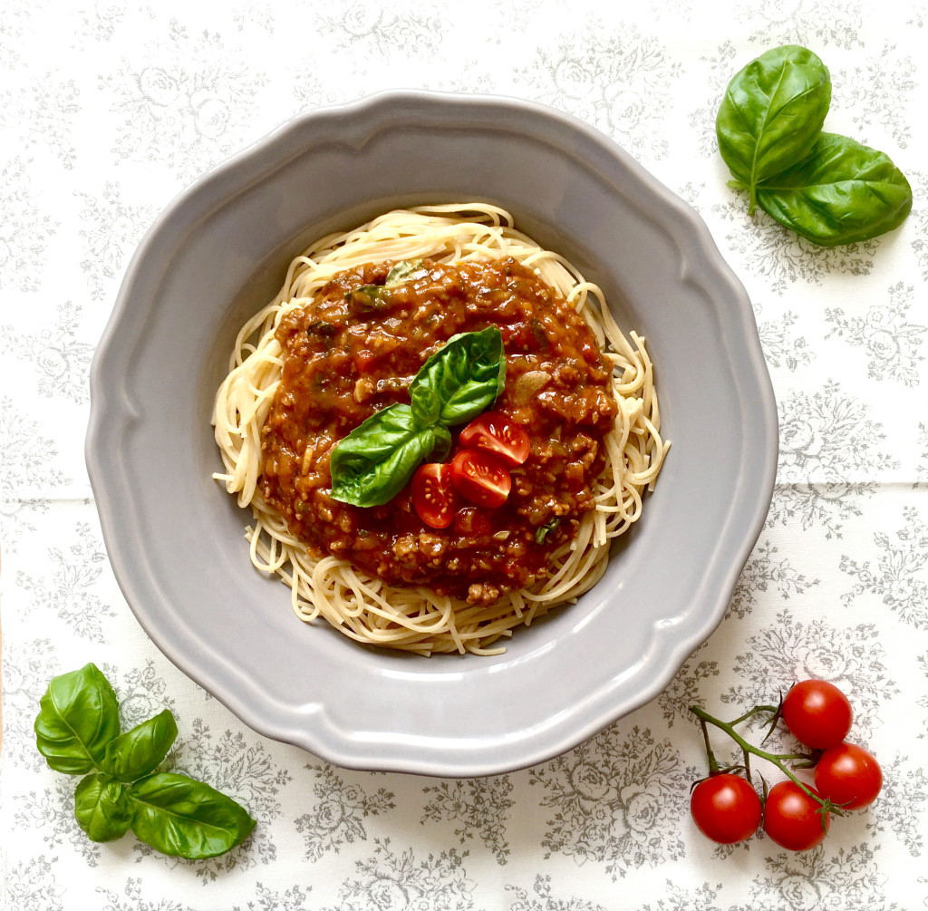 Сегодня я приготовил для вас слегка модифицированный рецепт знаменитого итальянского соуса. Это вкусное блюдо требует много времени, но каждый может сделать это!