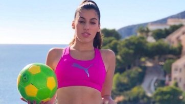 Девушка снова показала удивительные способности в обращении с мячом. Так, как она, не сделает большинство профессиональных футболистов. Это нужно видеть.
