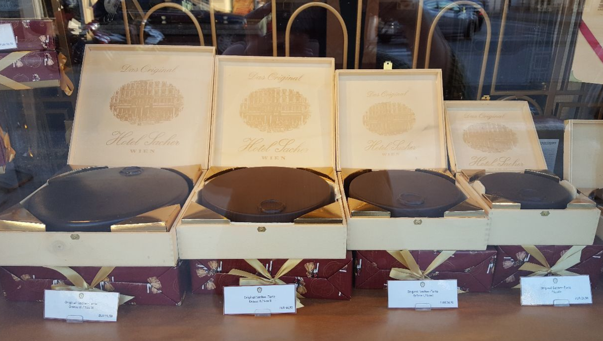 Торт Захер можно увезти и с собой, но цена несуразная - от 23 евро за штуку