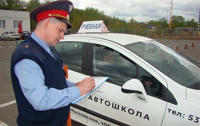 До недавнего времени на вопрос о том, кто выдает водительское удостоверение, ответ был однозначным – ГИБДД. С 2017 года эту функцию могут выполнять и местные многофункциональные центры госуслуг, однако процесс обработки поданных документов в них осуществляется дольше. Тот, кто не хочет долго ждать, может обратиться с соответствующим заявлением о выдаче водительских удостоверений напрямую в ГИБДД.