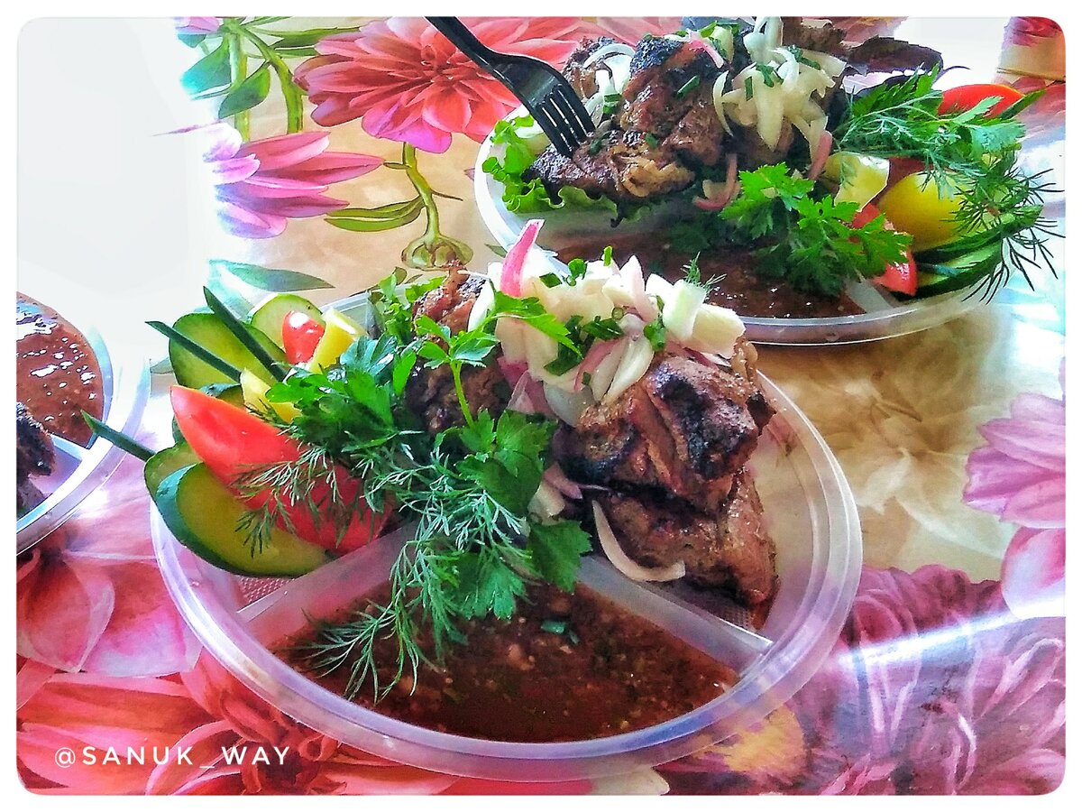 Лучший шашлык Белокурихи подается на пластиковой тарелке