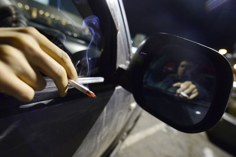 Источник: https://www.dv.ee/novosti/2016/08/05/za-kurenie-v-mashine-pri-rebjonke---shtraf-800-evro