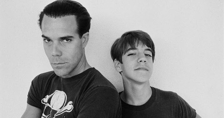 юный Энтони с тем самым папашей