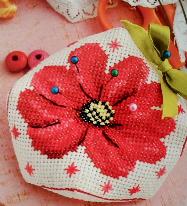 Вариантов оформления огромное количество. Можно применить любую небольшую вышивку. А по краю обшить бисером.