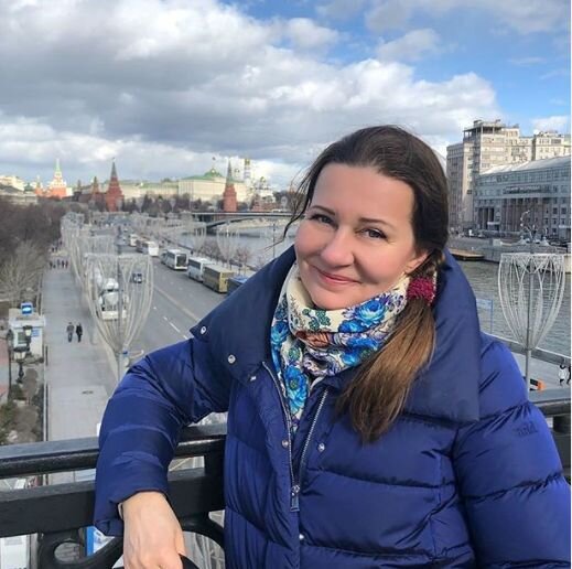 На фоне любимой Москвы