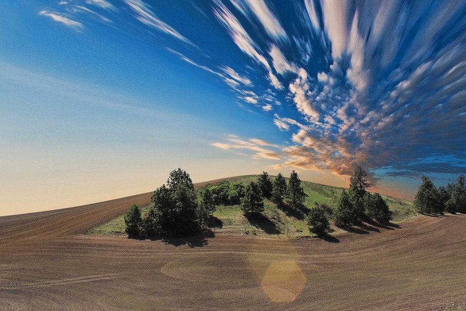 https://cdn.pixabay.com/photo/2015/05/15/14/37/farmland-768603_960_720.jpg