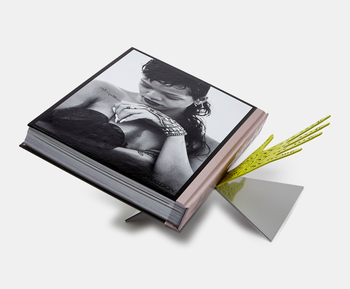 Выходит книга интимных, сокровенных снимков Рианны