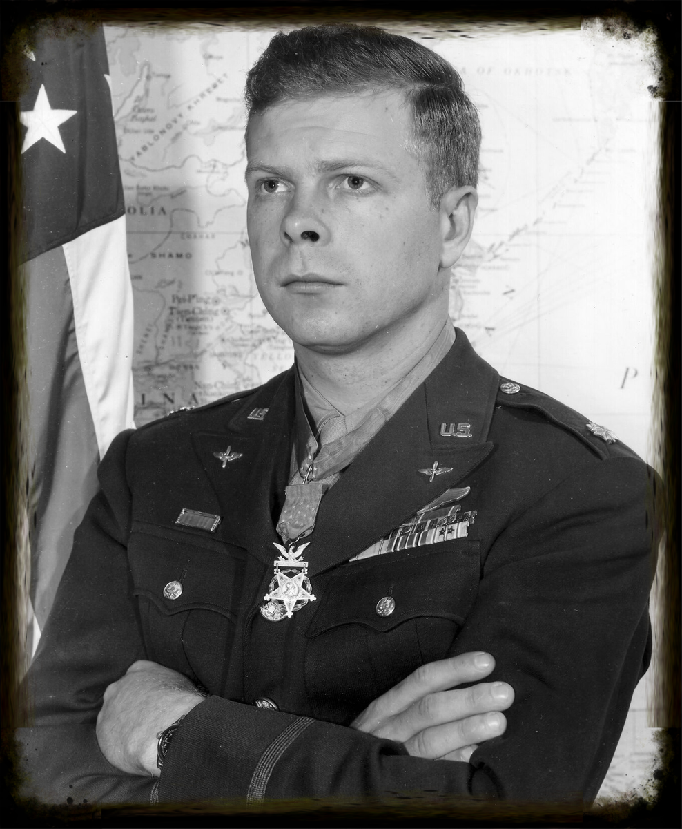 Ричард Айра Бонг (24 сентября 1920 — 6 августа 1945) — американский лётчик-истребитель, участник Второй мировой войны. Во время Тихоокеанской кампании, летая на истребителе P-38 Lightning, совершил 200 вылетов, сбил 40 японских самолётов (ещё 7 засчитаны как вероятные победы) и повредил 11, став самым результативным боевым пилотом в истории США.