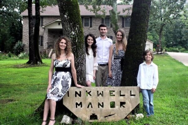 Дом Кары и её дети на фоне дома.