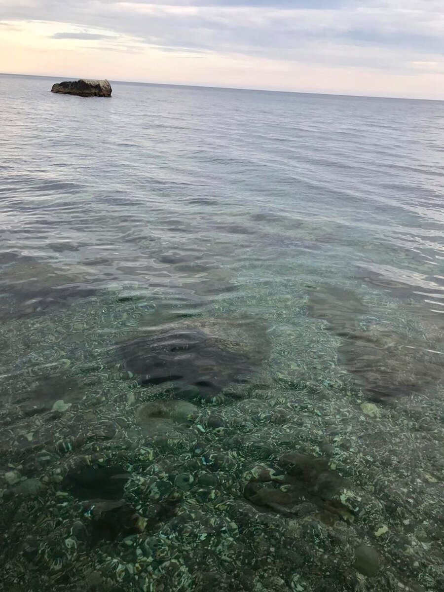 Прозрачнейшая вода на пляже Фороса