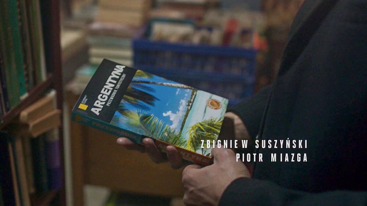 Путеводитель по экзотическим странам в руках у героя, билет (лучше два!) на самолет с серебристым крылом, или просто плакат с пальмой на стене — как бы сразу говорят нам: дело пахнет керосином!