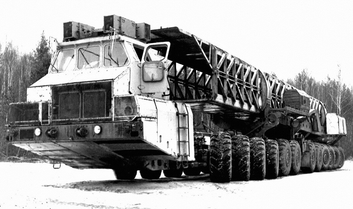 МАЗ-7907 на испытаниях. Источник: https://img.favcars.com/mzkt/concepts/photos_mzkt_concepts_1985_1.jpg