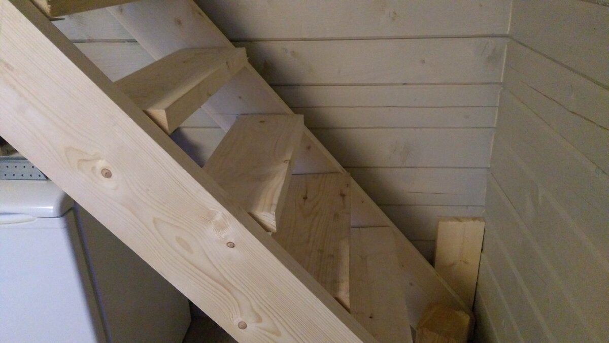 Как сделать деревянную лестницу на даче?