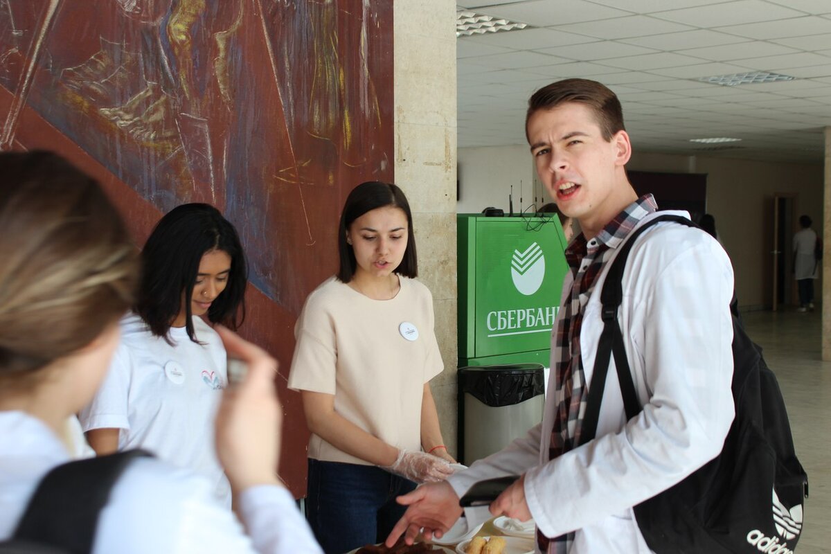 Таких студентов можно увидеть у панно в РНИМУ им.Пирогова.