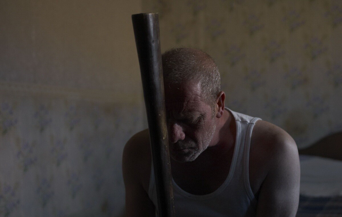 Кадр из фильма "Тирраноравр", 2011 г., реж. Пэдди Консидайн (https://st.kp.yandex.net/im/kadr/1/6/2/kinopoisk.ru-Tyrannosaur-1626202.jpg)