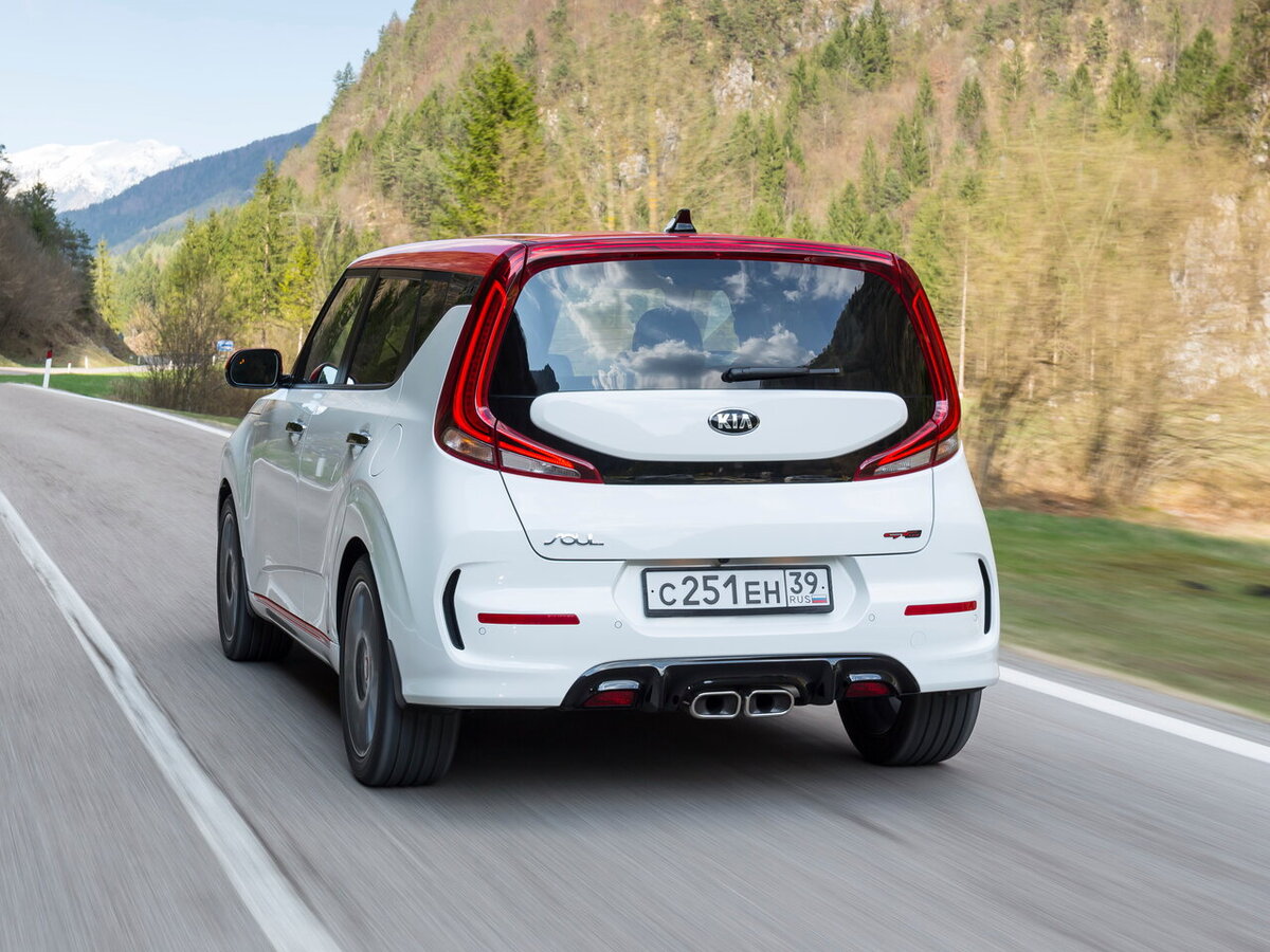   Новый Kia Soul 2020 появился не так давно. Модель получила причудливый внешний дизайн с тонким верхним головным светом и набором небольших кластеров, расположенных ниже бампера.