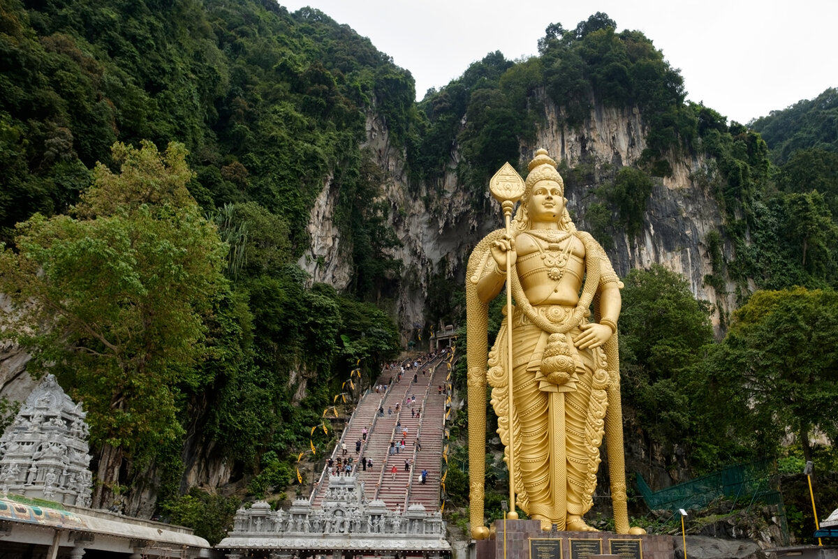 Batu Caves - самый популярный индуистский храм за пределами Индии. Находится в древних известковых пещерах (предполагаемый возраст 400 млн лет)