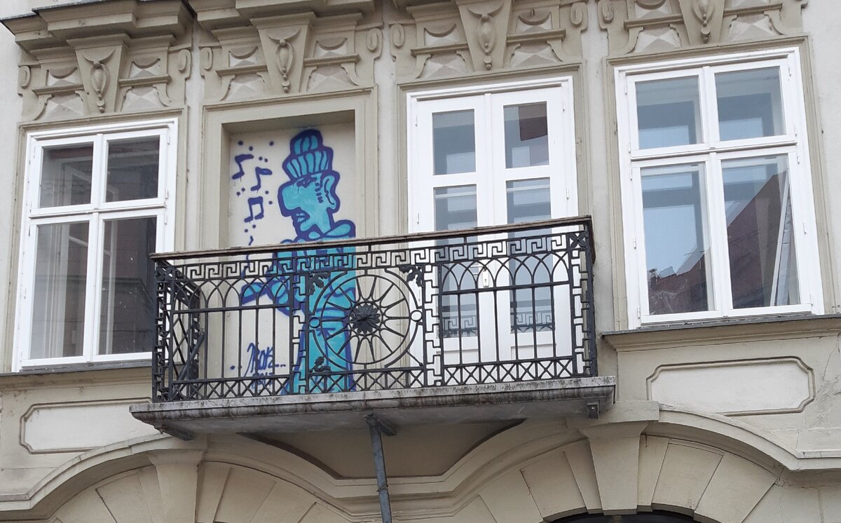 Этот граффити на доме музыкальной академии прямо историческом центре Любляны. Много шуму надело это граффити, но решили его оставить. Причина довольна проста: музыка из сигары. 