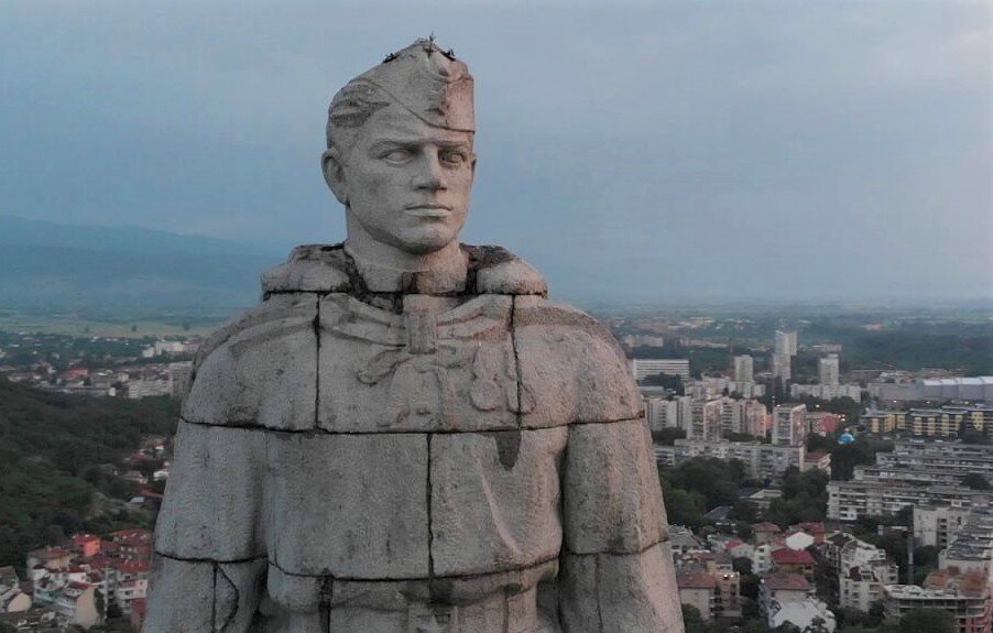 Стоит над горою алеша