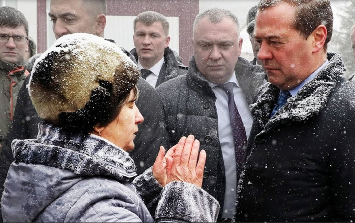 Пенсиоерка на коленях перед медведевым. Фото взято из открытых источников