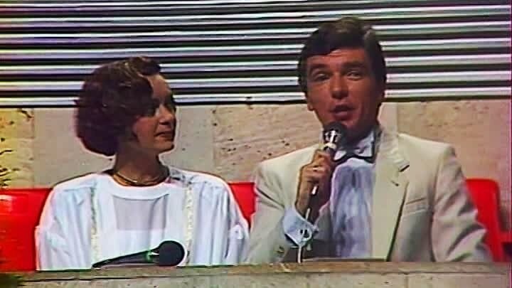 На фото: ведущие конкурса советской песни Инна Ермилова и Юрий Николаев