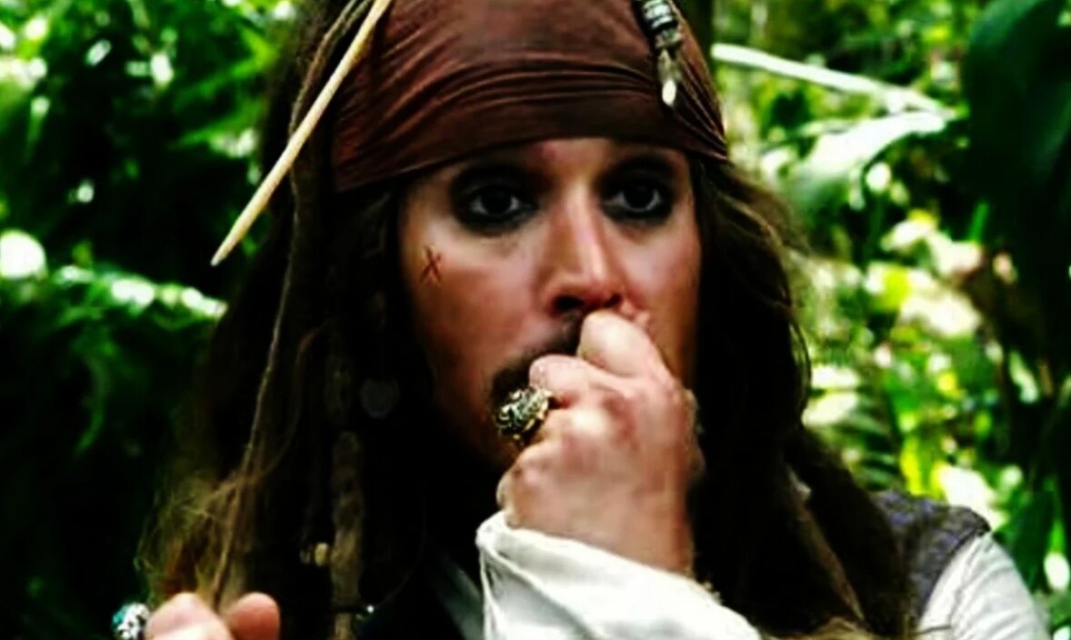 Джек Воробей из фильма "Пираты карибского моря" . 