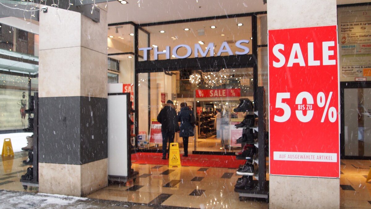 Обувь за магазином, причем сразу парами.