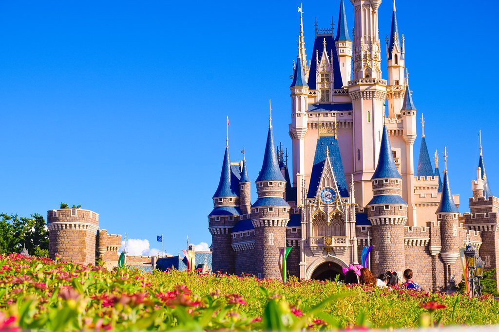 Настоящий замок Золушки в Tokyo Disney Resort радует своих посетителей