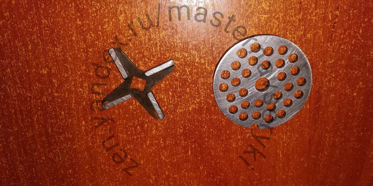 После заточки режущая поверхность ножей приобретает блестящий оттенок.