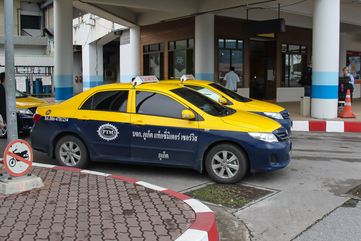 Такси тайцы. Такси на Пхукете. Такси Пхукет аэропорт. Такси в Тайланде. Стойка такси аэропорту Пхукета.