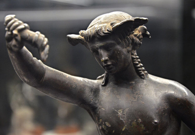 Бронзовая статуя титана Гипноса