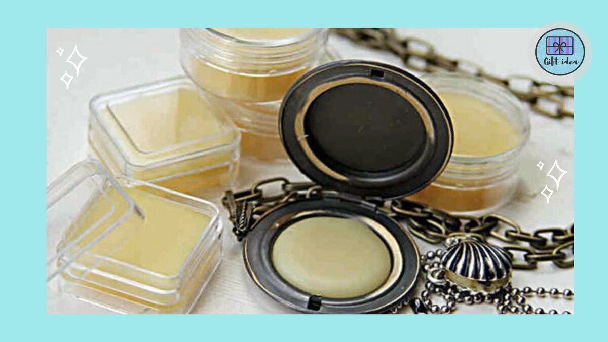 Твердые духи - отличный подарок! В качестве ёмкости для них можно использовать косметические баночки, бальзамнички и даже кулоны. Такой парфюм никогда не прольется и влезет в любую сумочку, даже в самый маленький клатч