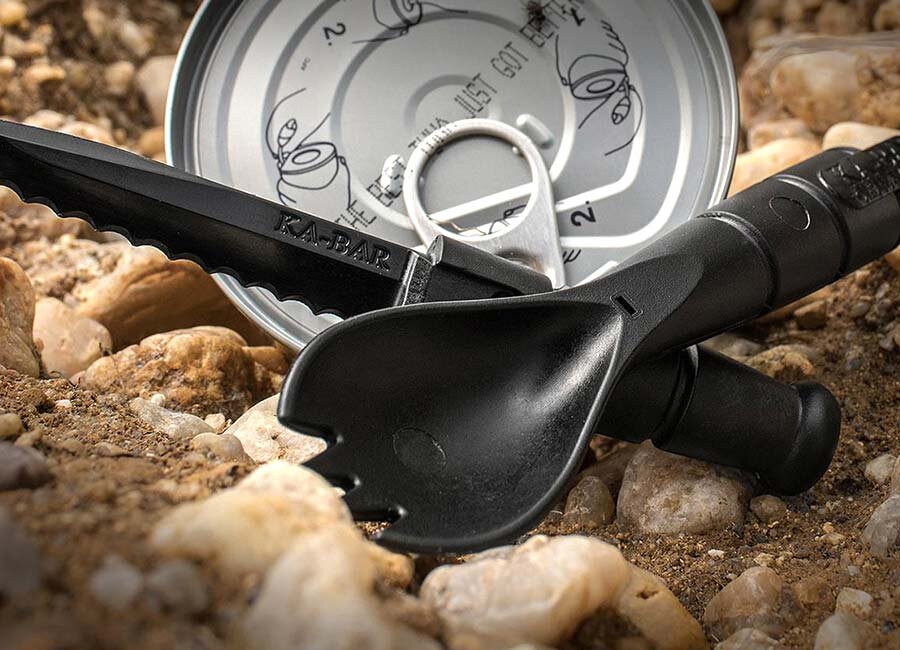 Походный набор от Ka-Bar безопасен для пищевых продуктов и моющих средств, а «заточка» и «прочность» лезвия ножа позволяет резать им и рыбу, и мясо.