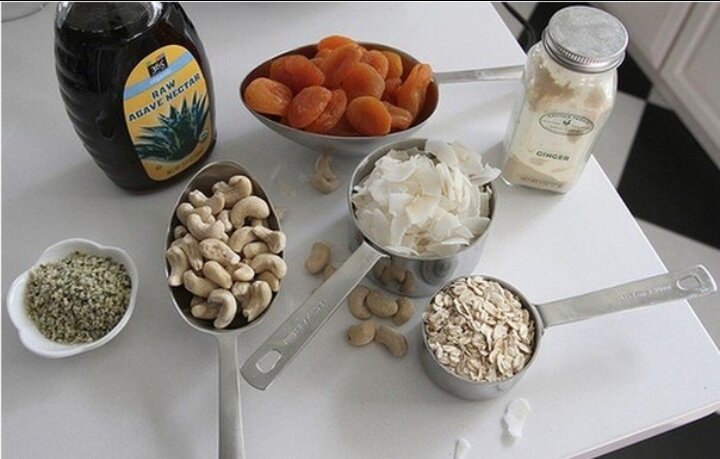 Ингредиенты:

имбирь молотый 1/2 ч. л.
кешью 1/2 стакана
кокосовая стружка 1 стакан
кокосовое масло (топленое) 2 ст. л.
курага 1 стакан
овсяные хлопья 1/3 стакана
сироп агавы 2 ст. л.
соль 1/4 ч. л.
тыквенные семечки 3 ст. л.

