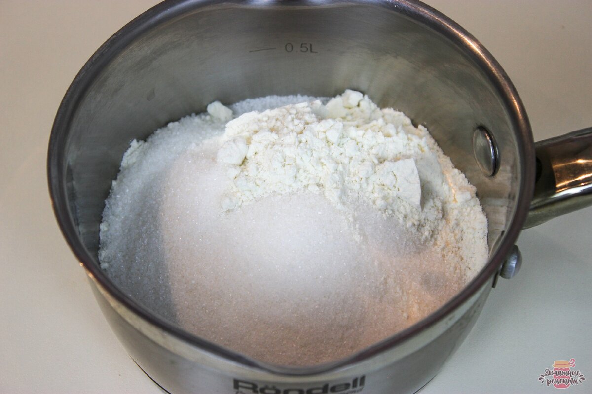 Соединить сахар с мукой и ванилином, перемешать венчиком.