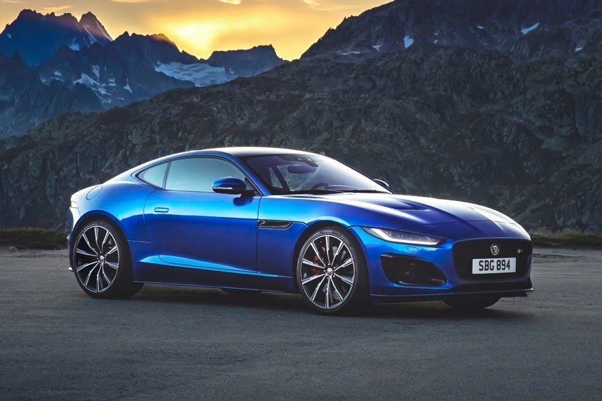 Спорткары 2021 модельного года получили внешность в стиле седанов XE и XF. Салон тоже сделали более современным.