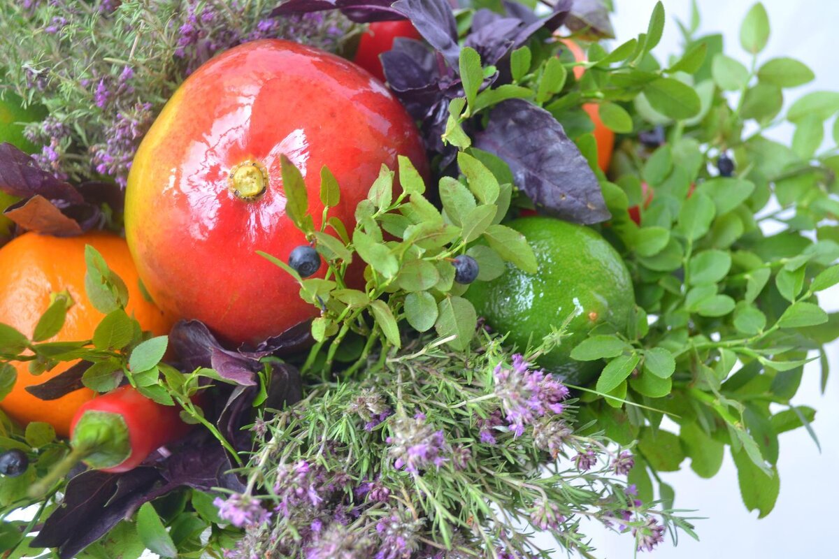 Почему букеты из овощей и фруктов - это не бизнес, а скорее хобби для домохозяек со вкусом, которое можно монетизировать при желании. 