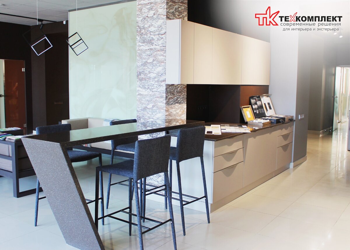 Столешница и барная стойка из искусственного камня в шоу-руме Техкомплект