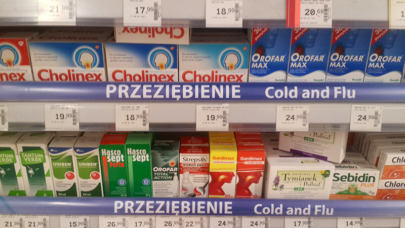 Присутствует почти весь спектр, кроме антибиотиков: жаропонижающие, от насморка, кашля, травы. 