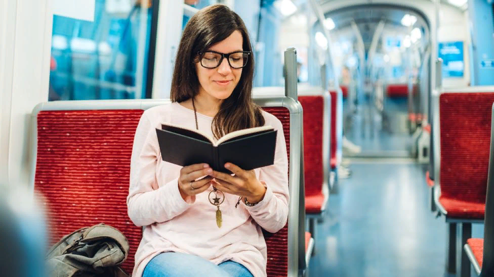 Некоторые скоростные читатели могут закончить длинную книгу в течение нескольких часов, при этом якобы также постигая информацию в ней.