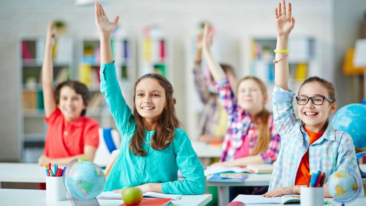  
Школьное образование — это не просто передача знаний от учителя к ученику. С первого класса и до вручения аттестата ребенок должен не только осваивать краткий курс различных наук, но и учиться работать в команде, социализироваться и развиваться как личность. Мир меняется, а успевает ли школа за этими изменениями? Какой должна быть школа будущего, способная обеспечить ребенку условия для развития? За ответами на эти вопросы «О!» обратился к Марку Сартану, генеральному директору Центра разработки образовательных систем «Умная школа».