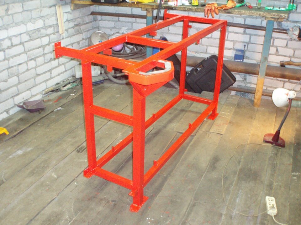 Красим раму
Полки были изготовлены из шкафов которые кто-то из соседей по гаражному кооперативу как раз выкинул заботливо разобрав на панели. Осталось только раскроить на детали.)))