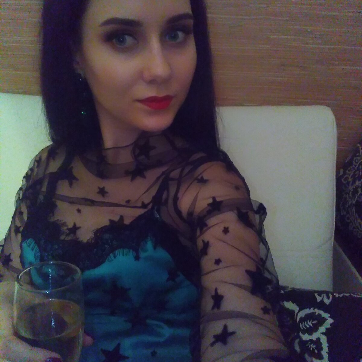 Под бой курантов в этом году, как и все, я загадала желание. И нет это не типичное ожидания чуда, по типу внеземной любви, миллиарда долларов, оранжевого пони или плаща невидимки) . Я просто хотела стать счастливой)) Я отдавала себе отчет, что исполнение мечты зависит только от меня)) Во многом я уже начала её осуществлять. .. Когда-то, достаточно давно, когда я была молода и беспечна.. Ладно, шучу)) Когда я была еще студенткой, был у меня интересный друг. Он занимался и увлекался многим, я же была ленивее и трусливее. Как то мы посмотрели с ним фильм "Всегда говори "ДА" . В конце друг спросил:"усвоила?" я решила пошутить и сказала: "нет))"🤦. И он заставил меня тут же пересматривать фильм снова..это было уже не так весело😒. Суть фильма (для тех кто не смотрел) научиться всему говорить "да": новым знакомствам, увлечениям, обучениям и т.д. Тогда я многое переосмыслила и решила, а почему бы и нет..точнее да😁. Забегаю наперед, никто не пострадал и не занимался ничем запрещенным законом РФ🤚👀. Хотя мои колени все таки пострадали... А все потому что "пойдем кататься на роликах?" "да!"🤦 И не важно, что кто-то не умеет и еще и проблемы с координацией 🤦😬 В остальном я открыла для себя новый мир: новые неординарные люди; интересные мысли, места; вкусная еда, новые рецепты; гуляния на всю ночь (в ноябре, в +5🤦).. Потом мы "выросли", личная жизнь и все такое... Я решила, что нужно быть серьезнее. Вот только кому нужно, я не уточняла...
В этом году я четко решила, что хочу снова начать жить, быть счастливой, сделать, увидеть, попробовать, то что давно хотела)) Ну, чтоб вы понимали..🤔 Я не пробовала инжир, но всегда думала, что он мне не нравиться😄 Недавно я все таки его попробовала..да, мне не понравилось, но я попробовала)) Я осознала, что не обязательно всему отдаваться на полную, можно просто попробовать. Раньше мысли "отличницы" не давали мне так просто ко всему относиться. Сейчас я прислушиваюсь к себе и думаю, чего я хочу в данную минуту. Я не строю планов (помимо необходимых), я живу ежеминутно. Потому что когда, как не сейчас! Я открыта всему новому. Да, это иногда пугает, но ведь это так интересно))