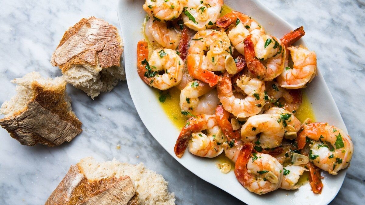 Блюда с креветками рецепты с фото. Shrimp Scampi. Тигровые креветки Pepper Gorlic. Ужин с морепродуктами. Юлюдо из морепродуктов.