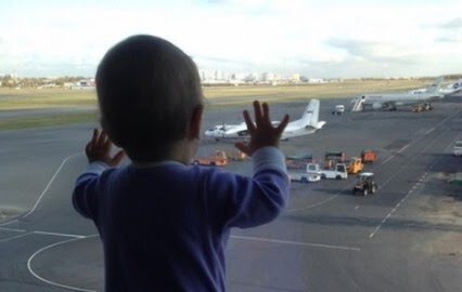 За четыре года раны не затянулись

Четыре года назад произошла одна из самых страшных авиакатастроф в истории нашей страны: над Синайским полуостровом потерпел крушение Airbus 321 авиакомпании "Когалымавиа", выполняющий рейс Шарм-эль-Шейх — Санкт-Петербург.

Выживших нет. Погибли 224 человека, включая семь членов экипажа. Все, что осталось у родственников погибших – это последние SMS, фотографии с отдыха, с которых смотрят счастливые и загорелые лица ничего не подозревающих людей.

"Собираем вещи, а так не хочется улетать, так и остались бы здесь", - написала родным Надежда Волкова, которая вместе с мужем справляла в Египте медовый месяц. Ее SMS оказалось пророческим.