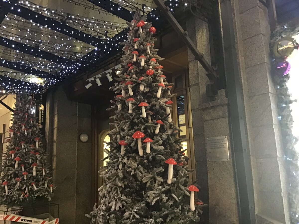 Вот такие елочки в тот день видела я на Тверской